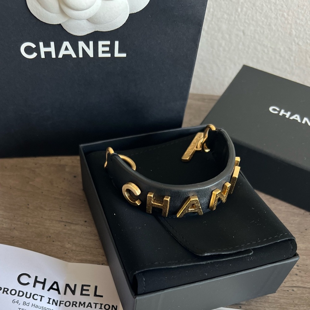 authentic Chanel leather strap bracelet - Picture 2 of 10